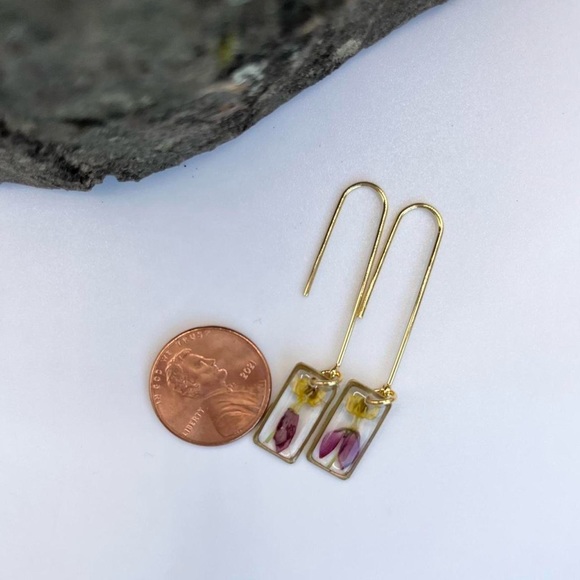 Simple Pressed Flower Stick Earrings - Picture 5 of 5